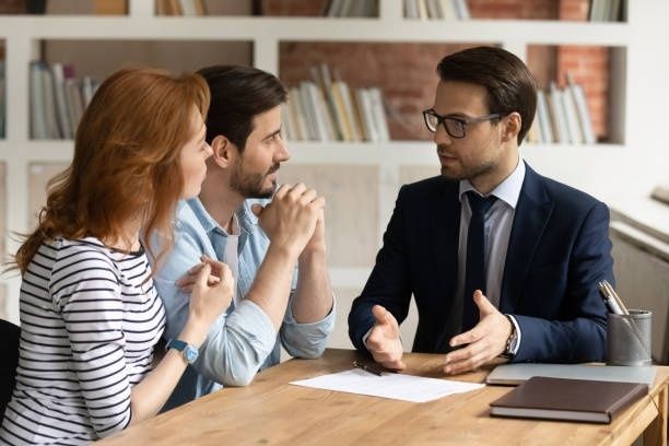Adviseur bespreekt bescherming van een naaste met een familiepaar